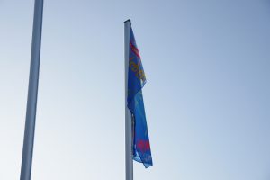 Auch vor dem Wallenhorster Rathaus wird Flagge gezeigt gegen Gewalt. Foto: André Thöle