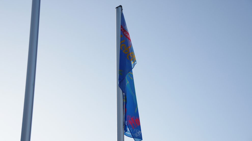 Auch vor dem Wallenhorster Rathaus wird Flagge gezeigt gegen Gewalt. Foto: André Thöle