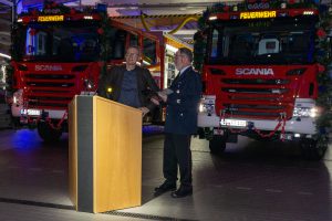 Bürgermeister Otto Steinkamp (links) überreicht die Schlüssel für die neuen Feuerwehrfahrzeuge an Gemeindebrandmeister Ulrich Beimesche. Foto: Nicole Erben