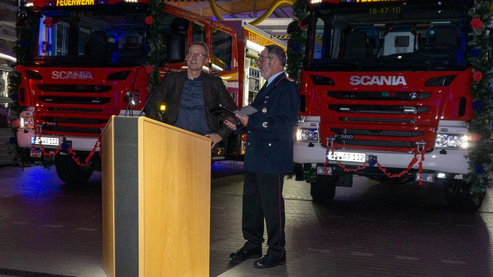 Bürgermeister Otto Steinkamp (links) überreicht die Schlüssel für die neuen Feuerwehrfahrzeuge an Gemeindebrandmeister Ulrich Beimesche. Foto: Nicole Erben