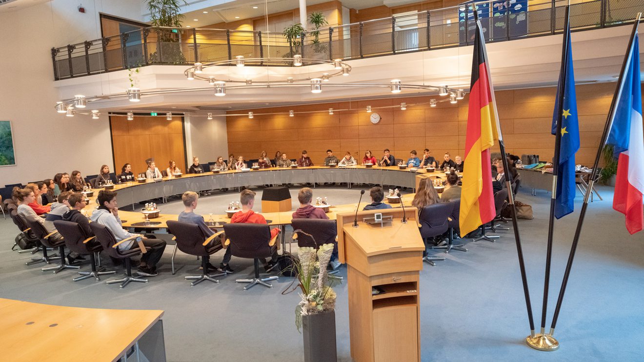 41 Jugendliche aus Orchies und Wallenhorst im Sitzungssaal des Rathauses. Foto: Thomas Remme