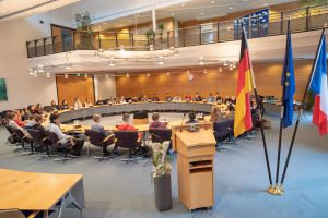 41 Jugendliche aus Orchies und Wallenhorst im Sitzungssaal des Rathauses. Foto: Thomas Remme