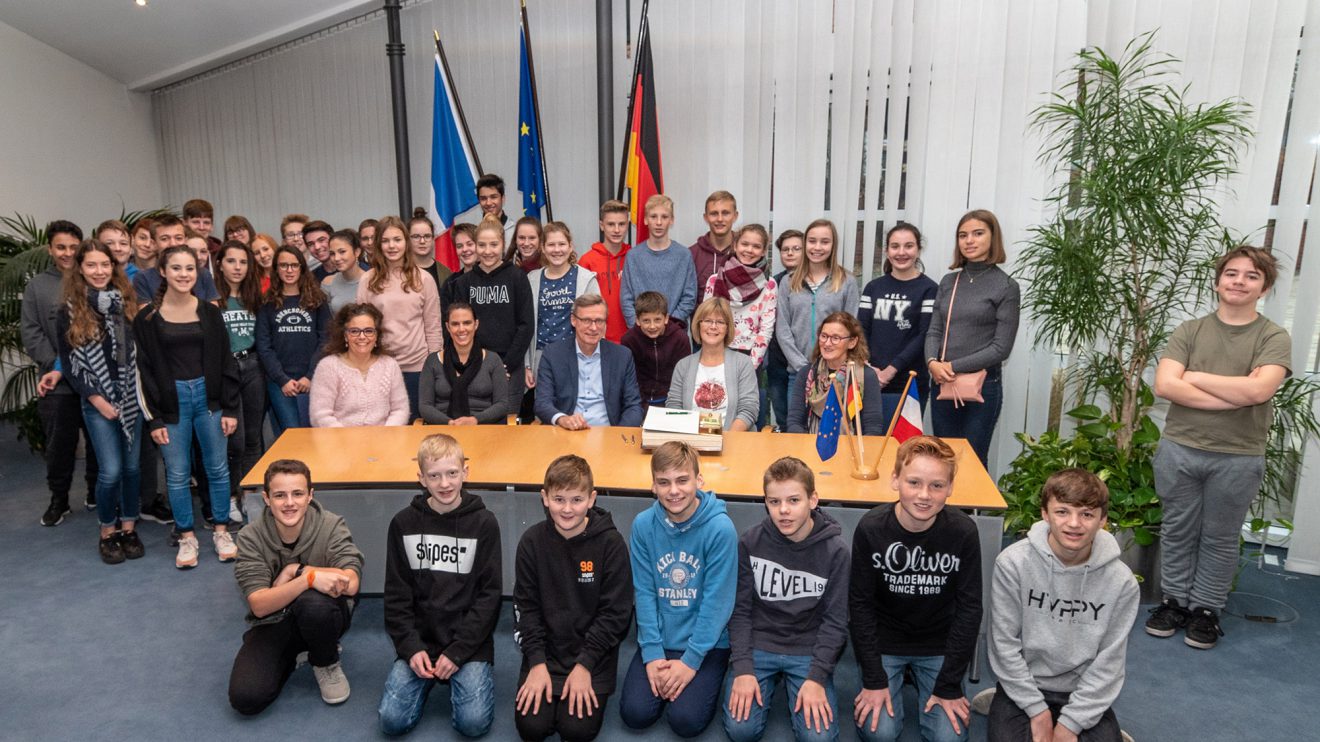 Gruppenbild mit Lehrerinnen und Bürgermeister – am Tisch sitzend von links: Caroline Sippl-Couque, Kathy Garçon, Otto Steinkamp, Frieda Wöstmann und Uta Lanfer. Foto: Thomas Remme