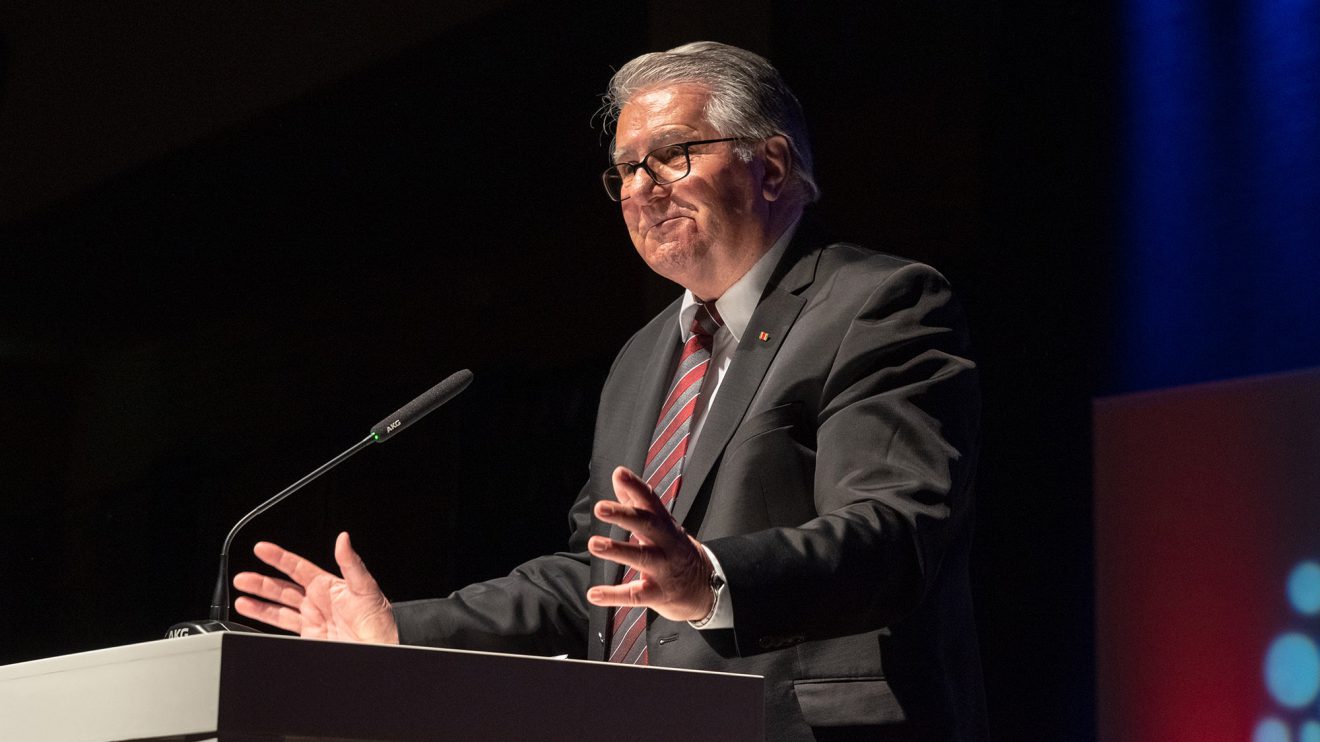 Jurymitglied Helmut Buschmeyer hält die Laudatio auf den Preisträger. Foto: Thomas Remme