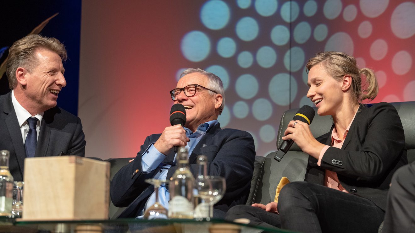 Preisträger Peter Papke (Mitte) mit Ludger Abeln und Britta Heidemann. Foto: Thomas Remme