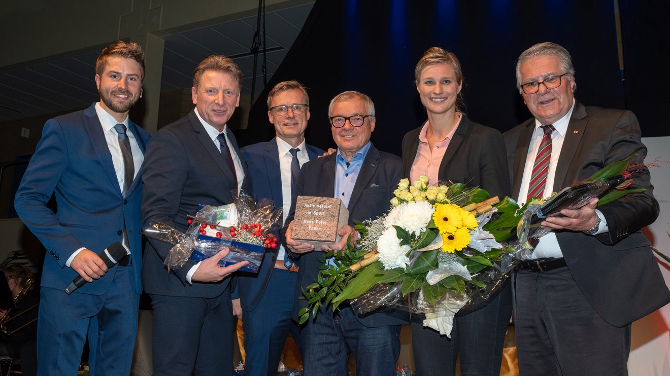 Ehrung für ehrenamtliches Engagement im Sport: Sven Lake, Ludger Abeln, Bürgermeister Otto Steinkamp, Preisträger Peter Papke, Britta Heidemann und Helmut Buschmeyer (von links). Foto: Thomas Remme