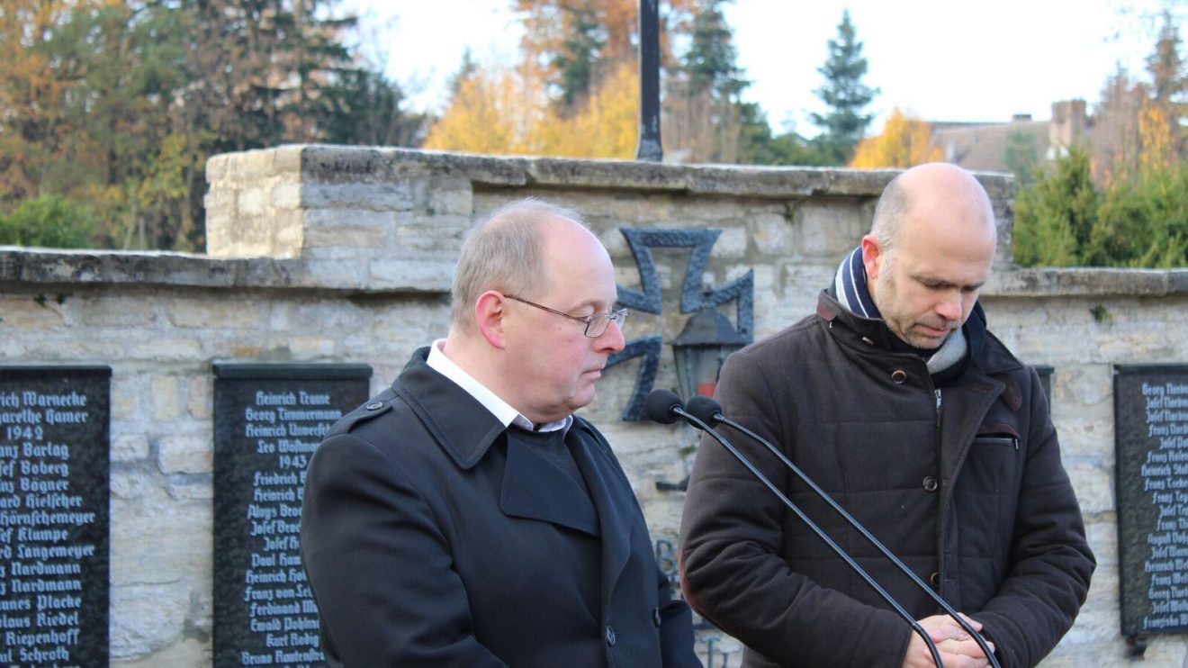 Pfarrer Schöneich und Pastor Keller auf der Gedenkveranstaltung am Ehrenmal auf dem Hollager Friedhof zum Volkstrauertag 2018. Foto: Dominik Lapp