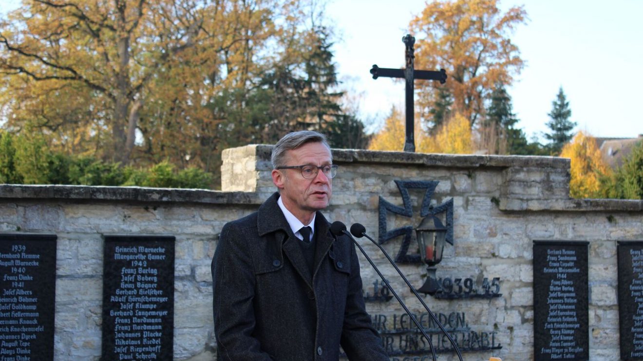 Bürgermeiter Otto Steinkamp auf der Gedenkveranstaltung am Ehrenmal auf dem Hollager Friedhof zum Volkstrauertag 2018. Foto: Dominik Lapp