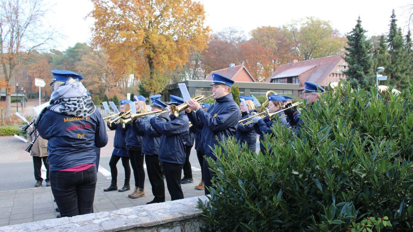 Der Musikkorps Herold Pye spielte auf der Gedenkveranstaltung am Ehrenmal auf dem Hollager Friedhof zum Volkstrauertag 2018. Foto: Dominik Lapp