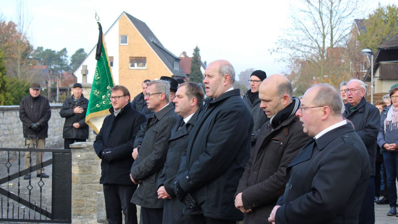 Mehrere Ratsmitglieder, Pfarrer Schöneich und Pastor Keller auf der Gedenkveranstaltung am Ehrenmal auf dem Hollager Friedhof zum Volkstrauertag 2018. Foto: Dominik Lapp