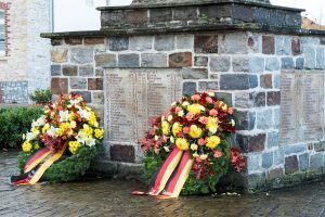 Kränze am Ehrenmal in Wallenhorst erinnern an die Opfer von Krieg und Gewalt. Foto: Thomas Remme