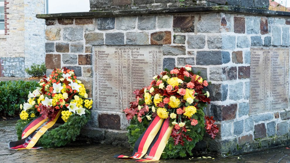 Kränze am Ehrenmal in Wallenhorst erinnern an die Opfer von Krieg und Gewalt. Foto: Thomas Remme