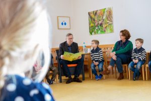 Im Stuhlkreis liest Bürgermeister Otto Steinkamp den Vorschulkindern des St. Johannes-Kindergartens vor. Foto: André Thöle