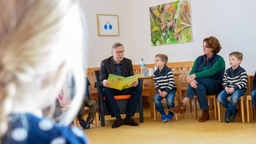 Im Stuhlkreis liest Bürgermeister Otto Steinkamp den Vorschulkindern des St. Johannes-Kindergartens vor. Foto: André Thöle