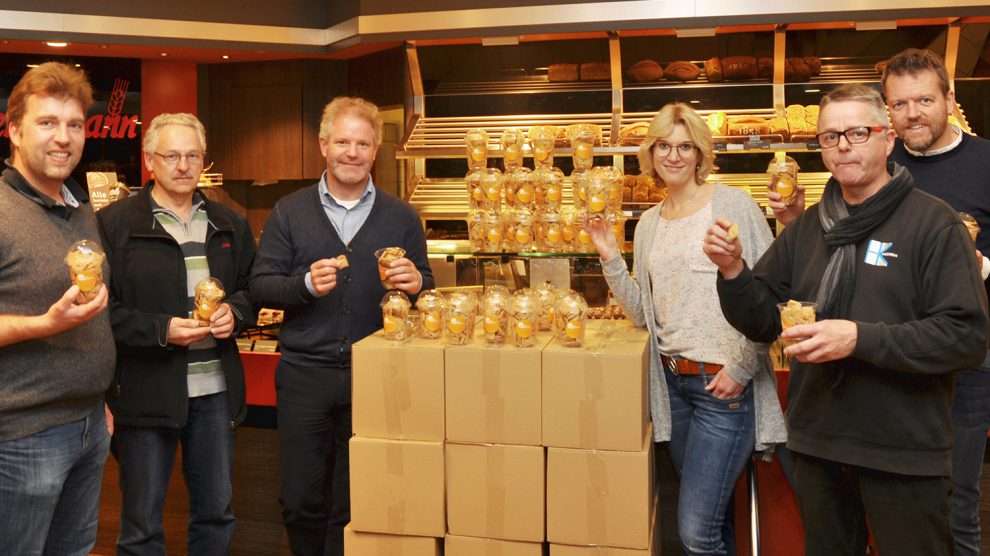 Leckere „Wir für Wallenhorst“-Weihnachtskekse holten (v.r.) René Sutthoff (konsequent PR), Hans-Jürgen Klumpe (HK Medien) Sabrina Pagel (Optik Blickfang), Guido Gartmann (E-Center Wallenhorst) und Johannes Beckmann (Gasthaus Beckmann) bei Jörg Berelsmann in der Bäckerei Berelsmann ab. Foto: konsequentPR