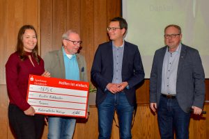 Heiner Placke, Julian Schwegmann und Christian Speer überreichen Kristin Kohlbrecher (von rechts) einen symbolischen Spendenscheck über 1.875 Euro. Foto: Kurt Flegel