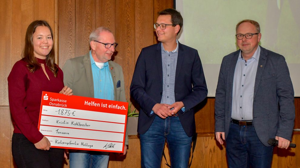 Heiner Placke, Julian Schwegmann und Christian Speer überreichen Kristin Kohlbrecher (von rechts) einen symbolischen Spendenscheck über 1.875 Euro. Foto: Kurt Flegel
