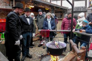 In der „Adventsstadt Quedlinburg“ bereiten die Gastgeber des Hofes „Pfeiffer mit drei f“ Feuerzangenbowle zu. Foto: Ursula Thöle