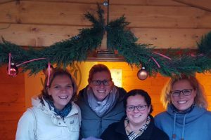 Die motivierten Ladies vor ihrem Verkaufsstand auf dem Wallenhorster Weihnachtsmarkt. Foto: Ladies Circle 33 Osnabrück