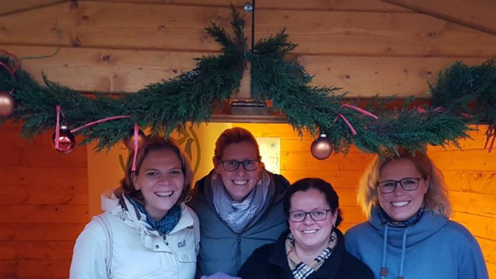 Die motivierten Ladies vor ihrem Verkaufsstand auf dem Wallenhorster Weihnachtsmarkt. Foto: Ladies Circle 33 Osnabrück