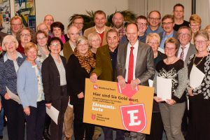 Landrat Michael Lübbersmann (Mitte) nahm gemeinsam mit politischen Vertretern aus Städten und Gemeinden des Landkreises an der Verleihung der Ehrenamtskarte in Wallenhorst teil. In diesem Durchgang wurden 64 Frauen und Männer für ihr Engagement geehrt. Foto: Landkreis Osnabrück/Uwe Lewandowski