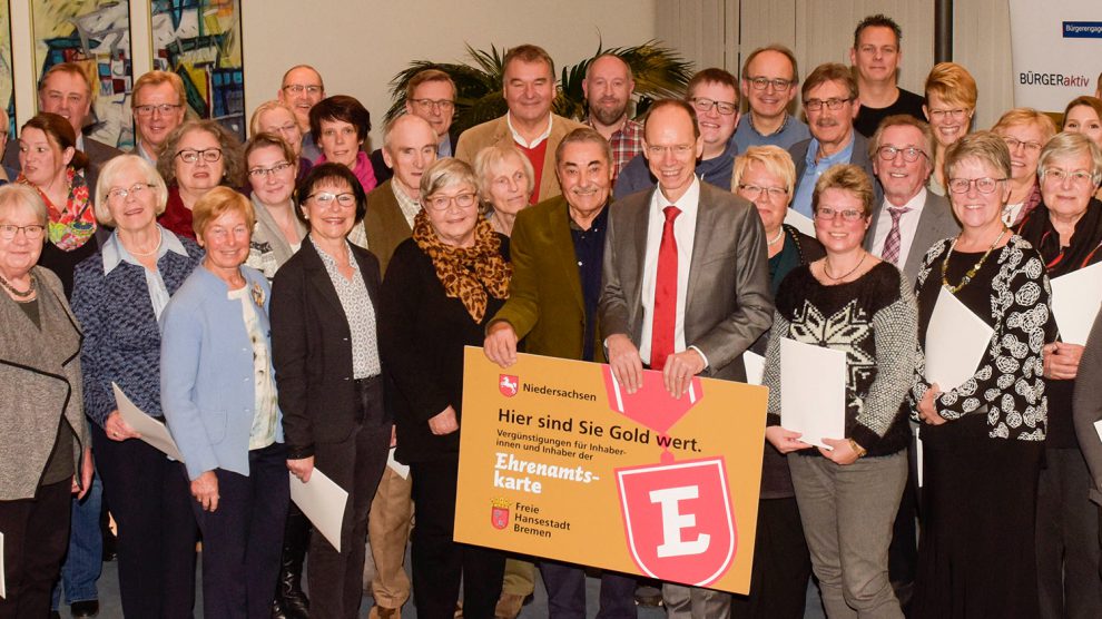 Landrat Michael Lübbersmann (Mitte) nahm gemeinsam mit politischen Vertretern aus Städten und Gemeinden des Landkreises an der Verleihung der Ehrenamtskarte in Wallenhorst teil. In diesem Durchgang wurden 64 Frauen und Männer für ihr Engagement geehrt. Foto: Landkreis Osnabrück/Uwe Lewandowski