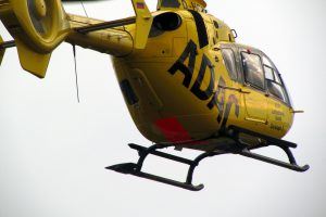 Auch ein Rettungshubschrauber war bei dem schweren Verkehrsunfall auf der A1 im Einsatz. Symbolfoto: Pixabay / DomenicBlair