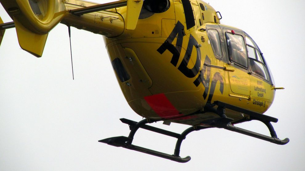 Auch ein Rettungshubschrauber war bei dem schweren Verkehrsunfall auf der A1 im Einsatz. Symbolfoto: Pixabay / DomenicBlair