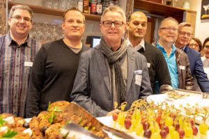 Unterstützen das Team der „Neuen Druckerei“ symbolisch am Büfett (von links): Matthias Herden und Michael Kupschus (beide Laptopstube), Hans-Jürgen Klumpe, Mantur Izairi, Detlev Rudolf und Bürgermeister Otto Steinkamp. Foto: André Thöle