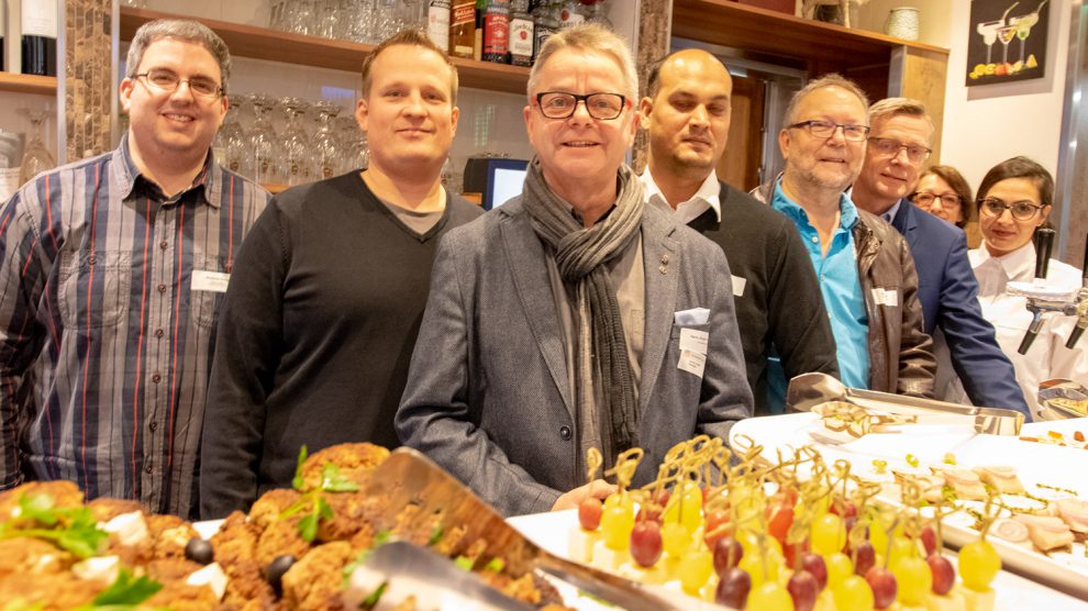 Unterstützen das Team der „Neuen Druckerei“ symbolisch am Büfett (von links): Matthias Herden und Michael Kupschus (beide Laptopstube), Hans-Jürgen Klumpe, Mantur Izairi, Detlev Rudolf und Bürgermeister Otto Steinkamp. Foto: André Thöle