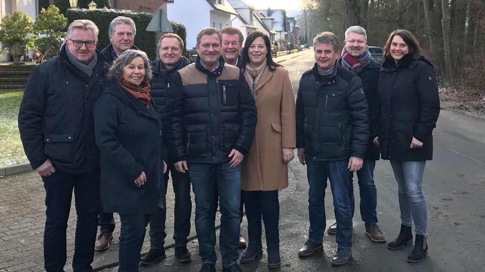 Mitglieder der SPD/FDP-Gruppe am zur Sanierung anstehenden Haupthügel in Rulle. Foto: SPD/FDP-Gruppe