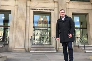 Der Wallenhorster Landtagsabgeordnete Guido Pott (SPD) vor dem niedersächsischen Landtag. Foto: Büro Guido Pott