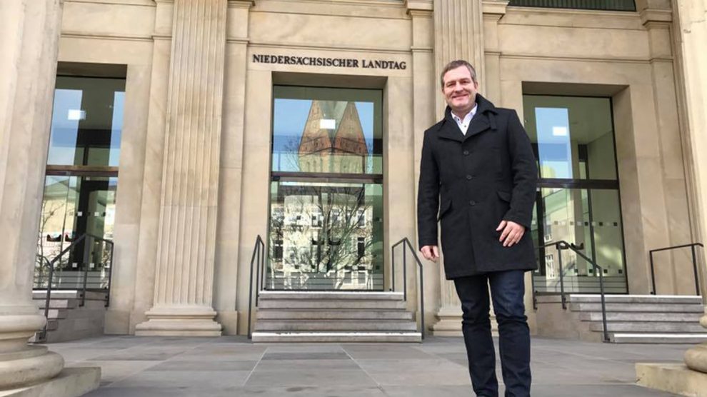 Der Wallenhorster Landtagsabgeordnete Guido Pott (SPD) vor dem niedersächsischen Landtag. Foto: Büro Guido Pott