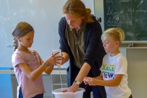 Franzis Brüse erläutert den Kindern anhand von kleinen Experimenten das Thema Energie von der Erzeugung bis zur Einsparung. Foto: Silke Schrempel / St.-Bernhard-Schule Rulle