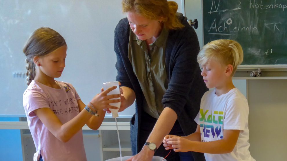 Franzis Brüse erläutert den Kindern anhand von kleinen Experimenten das Thema Energie von der Erzeugung bis zur Einsparung. Foto: Silke Schrempel / St.-Bernhard-Schule Rulle