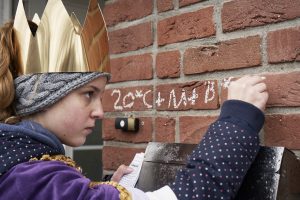 Viele Mädchen und Jungen beteiligen sich überall in Deutschland an der traditionellen Aktion Dreikönigssingen. Als Sternsinger sind sie unterwegs zu den Menschen, bringen den Segen "C+M+B - Christus mansionem benedicat - Christus segne dieses Haus" und sammeln für Not leidende Gleichaltrige in aller Welt. Foto: Benne Ochs / Kindermissionswerk