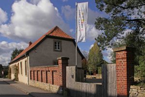 Das Ruller Haus ist ein Ort für Konzerte, Lesungen, Film, Gartenkultur und Kunstausstellungen und darf sich nun über eine Förderung für die „Soziokultur in Niedersachsen“ freuen. Foto: M. Imeyer