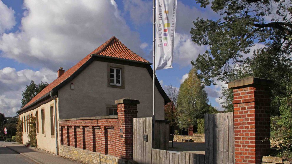 Das Ruller Haus ist ein Ort für Konzerte, Lesungen, Film, Gartenkultur und Kunstausstellungen und darf sich nun über eine Förderung für die „Soziokultur in Niedersachsen“ freuen. Foto: M. Imeyer