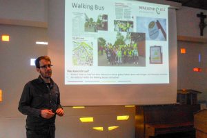 Wallenhorsts Klimaschutzmanager Stefan Sprenger stellt seine Arbeit den Hollager Kolping-Senioren vor. Foto: Kolpingsfamilie Hollage