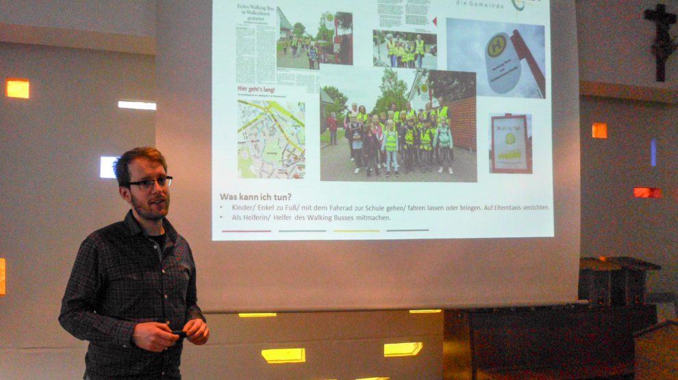 Wallenhorsts Klimaschutzmanager Stefan Sprenger stellt seine Arbeit den Hollager Kolping-Senioren vor. Foto: Kolpingsfamilie Hollage