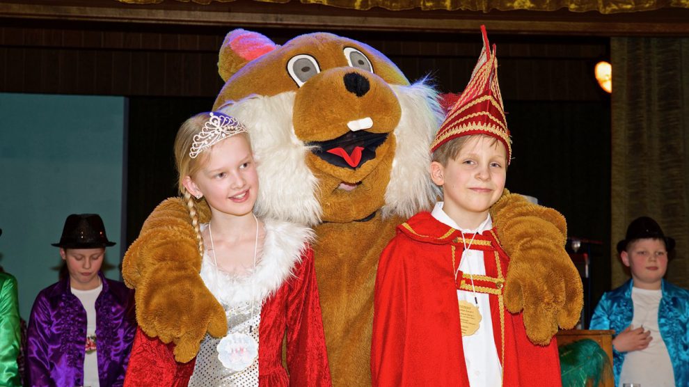 Beim Auftritt der Jojos animiert Hase „Möhrchen“ Prinzessin Stina und Prinz David zum mittanzen. Foto: Kurt Flegel / Kolpingsfamilie Hollage