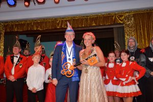 Bürgermeister Otto Steinkamp überreicht Prinzessin Ute I. den symbolischen Rathausschlüssel. Foto: Kurt Flegel / Kolpingsfamilie Hollage