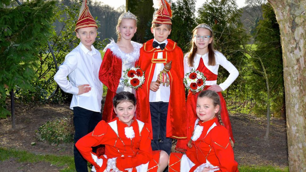 Prinz David I. (Schnieder) und Prinzessin Stina I. (Klein) mit ihrem Adjutantenpaar Tim Vogelsang und Annika Siltmann sowie den Funkenmariechen Pia Luisa Strößner und Lilith Wesselkamp. Foto: Kurt Flegel / Kolpingsfamilie Hollage