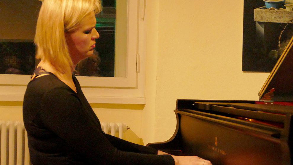 Die weißrussische Pianistin Tatjana Liakh spielt am Sonntag, 17. Februar, Miniaturen für Klavier und Überraschendes im Ruller Haus. Foto: Burkhard Imeyer