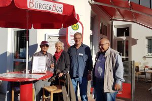 Ehrenamtlich Engagierte werben für den BürgerBus Wallenhorst-Wersen, der im Sommer 2019 als Linienbus starten könnte. Foto: Marion Müssen