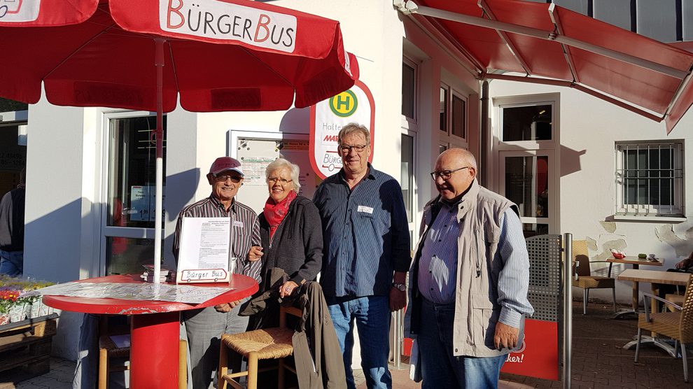 Ehrenamtlich Engagierte werben für den BürgerBus Wallenhorst-Wersen, der im Sommer 2019 als Linienbus starten könnte. Foto: Marion Müssen