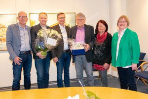 Rüdiger Mittmann (Fachbereichsleiter Bürgerservice und Soziales), Jörg Temmeyer und Bürgermeister Otto Steinkamp danken Hermann Claushallmann und dessen Ehefrau Margret und begrüßen Anita Sutthoff (von links). Foto: Gemeinde Wallenhorst / André Thöle