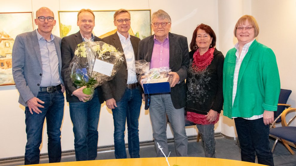 Rüdiger Mittmann (Fachbereichsleiter Bürgerservice und Soziales), Jörg Temmeyer und Bürgermeister Otto Steinkamp danken Hermann Claushallmann und dessen Ehefrau Margret und begrüßen Anita Sutthoff (von links). Foto: Gemeinde Wallenhorst / André Thöle