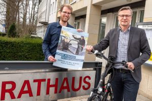 Klimaschutzmanager Stefan Sprenger und Bürgermeister Otto Steinkamp laden interessierte Bürgerinnen und Bürger herzlich zum offenen Workshop Radverkehrskonzept ein. Foto: Gemeinde Wallenhorst / Thomas Remme