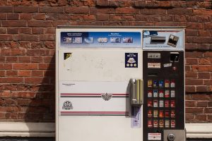 Ein Zigarettenautomat wurde in Wallenhorst aufgebrochen. Die Polizei sucht Zeugen. Symbolfoto: Pixabay / WolfBlur﻿